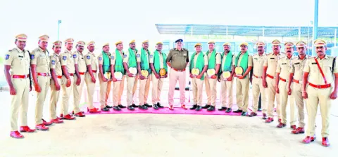 ఏఆర్‌కు మారిన  పోలీస్‌ సిబ్బందికి సన్మానం
