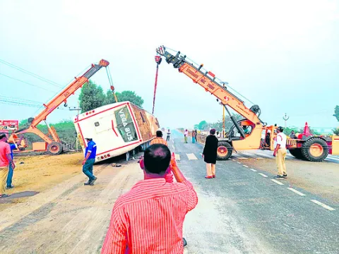 ట్రావెల్స్‌ బస్సు బోల్తా 