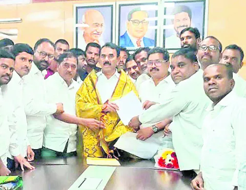 సౌకర్యాలు కల్పించాలని జిల్లా ఇన్‌చార్జి మంత్రికి వినతి