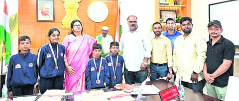 వుషూ క్రీడాకారులను   అభినందించిన కలెక్టర్‌
