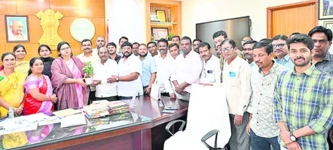 కలెక్టర్‌కు నూతన సంవత్సర శుభాకాంక్షలు