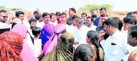 పేదల ఇళ్ల పట్టాలపై తమ్ముళ్ల ‘నకిలీ’ముద్ర!