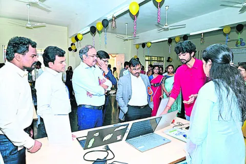 వికసిత్‌ భారత్‌లో శాస్త్రసాంకేతిక రంగాలే కీలకం