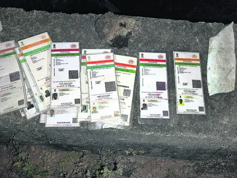 కల్వర్టుపై ఆధార్‌కార్డుల కుప్ప