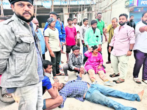 కమ్మేసిన మంచు.. కనిపించని రోడ్డు
