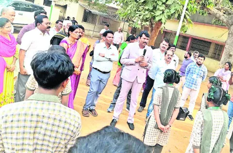 హాస్టళ్లు, రేషన్‌ డిపోల్లో ఫుడ్‌ కమిషన్‌ చైర్మన్‌ తనిఖీ