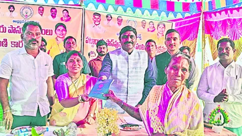 ● పాస్‌ పుస్తకాల పంపిణీలో అధికారుల పక్కనే టీడీపీ శ్రేణు