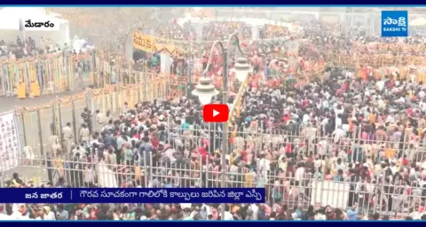 Crowd Of Devotees Extending For 2 Kilometers In Medaram 1