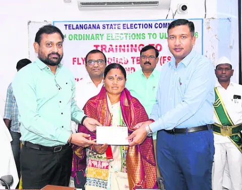 ఆదివాసీ మహిళకు ప్రశంసాపత్రం అందజేత