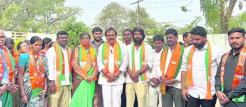 ‘కమీషన్ల కోసం  అభివృద్ధిని విస్మరించారు’