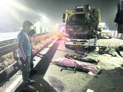 రోడ్డుప్రమాదంలో వ్యాన్‌ క్లీనర్‌..