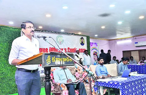 భూ రికార్డుల్లో తప్పులవల్లే రైతులకు ఇబ్బందులు 