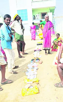 యూరియా కోసం పడిగాపులు 