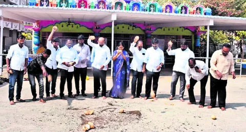 లడ్డూ వ్యవహారంలో చంద్రబాబు, పవన్‌ క్షమాపణ చెప్పాలి