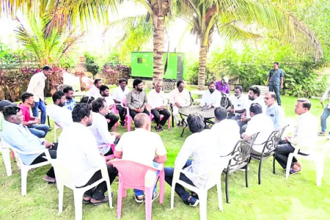 నాయకులు, కార్యకర్తలు సమన్వయంతో పని చేయాలి 