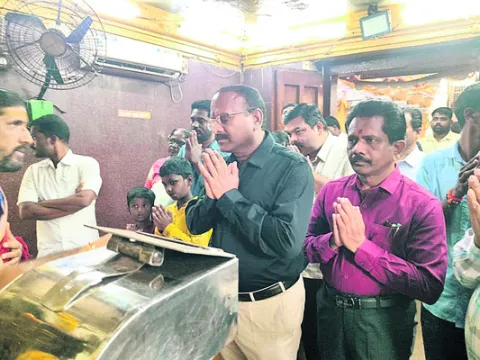 అమ్మవారిని దర్శించుకున్న అబ్జర్వర్‌
