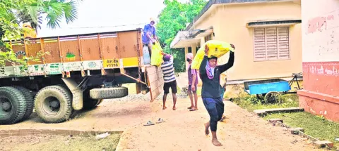 యూరియాకూ సిఫార్సులేనా..? 