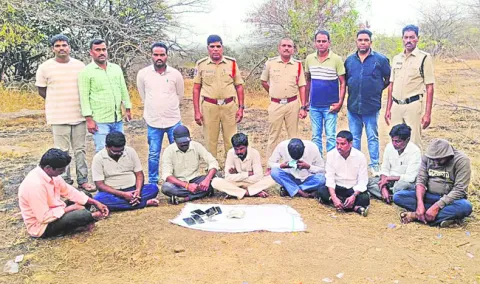 8 మంది జూదరుల అరెస్టు 