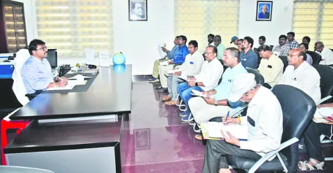 దరఖాస్తులను త్వరితగతిన పరిష్కరించాలి 