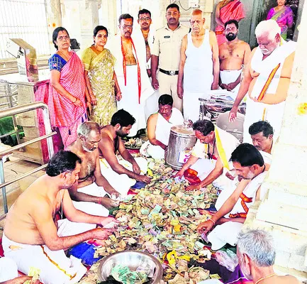 హుండీ ద్వారా రూ. 5,93,203 ఆదాయం