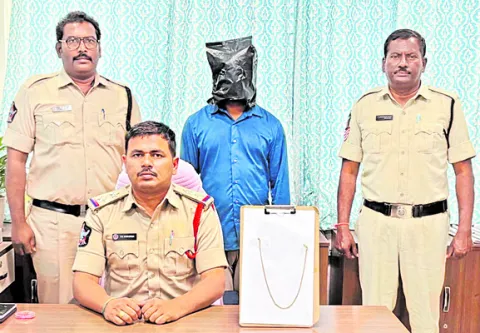 చేబ్రోలులో నకిలీ పోలీసు అరెస్ట్‌ 