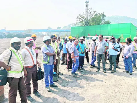 దుమ్మూదూళి నడుమ భోజనం చేయలేం...
