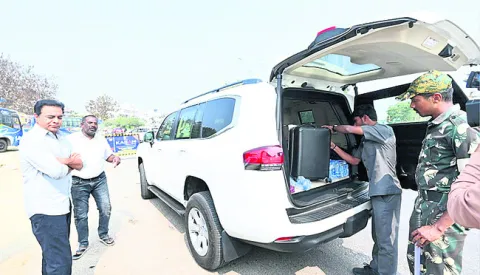 కేటీఆర్‌ వాహనం తనిఖీ