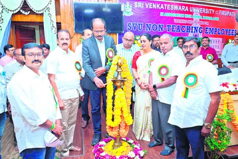 బోధనేతర సిబ్బంది వర్సిటీకి వెన్నెముక 