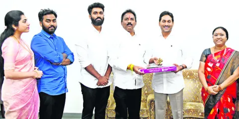 వైఎస్‌ జగన్‌తో వాసుపల్లి భేటీ 