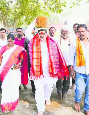 ‘బంగారం’తో పొన్నం మొక్కులు