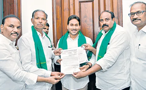 Tobacco farmers meet YS Jagan: Andhra pradesh