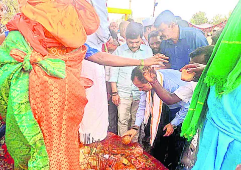 గుర్రంపేట జాతరలో  కలెక్టర్‌ పూజలు
