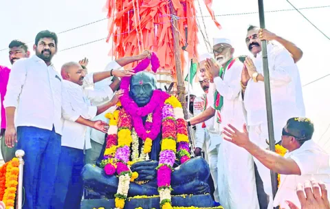 మహాత్ముడు మళ్లీ పుట్టాలి 