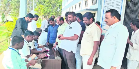 కాసుల గలగల.. 