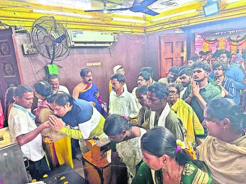 బాసరలో భక్తుల సందడి