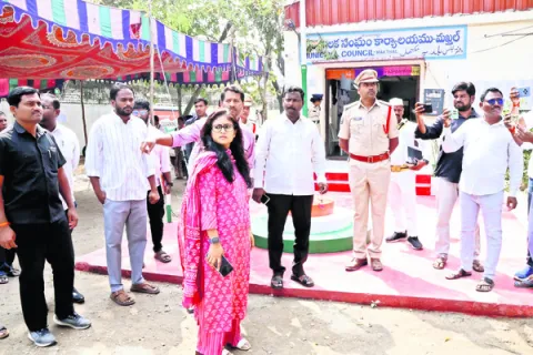 ఇందిరమ్మ ఇళ్ల నిర్మాణాల్లో వేగం పెంచాలి 