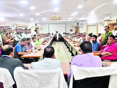 సమావేశాన్ని బహిష్కరించిన మిల్లర్లు