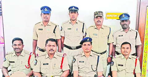 స్నేహితురాలి పథకం ప్రకారమే దోపిడీ 