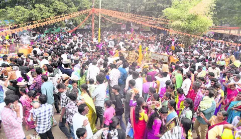 పోటెత్తిన భక్తులు