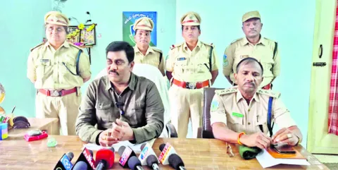 వన్యప్రాణులను వేటాడితే కఠిన చర్యలు