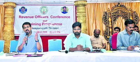 రెవెన్యూ రికార్డుల్లోని తప్పులను సరిదిద్దాలి 