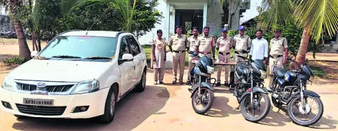 చోరీ కేసుల్లో ముగ్గురు నిందితుల అరెస్ట్‌ 