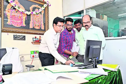 సబ్‌ రిజిస్ట్రార్‌ ఆఫీసులో ఆకస్మిక తనిఖీ 