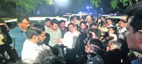 కేజీహెచ్‌ వైద్యుల నిర్లక్ష్యంపై డిప్యూటీ సీఎంకు ఫిర్యాద