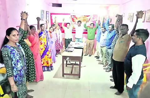 అక్రమ సస్పెన్షన్‌పై ఎస్‌డబ్ల్యూఎఫ్‌ ఆందోళన