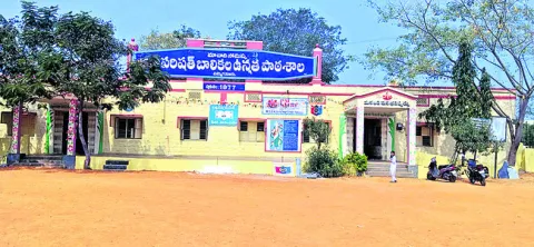 బడిలో బియ్యం మాయం 