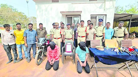 ఇద్దరు చైన్‌ స్నాచర్ల అరెస్టు 