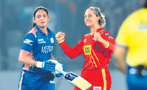 Gujarat Giants secured a resounding victory over Mumbai6