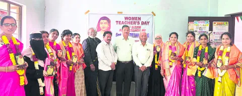 సావిత్రిబాయి పూలే సేవలు చిరస్మరణీయం