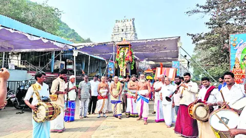 అశ్వవాహనంపై తిరువీధి సేవలు 